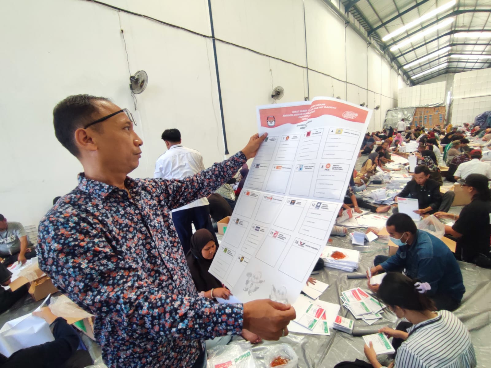 SORTIR: Ketua KPU Gresik Akhmad Roni saat mengawasi proses sortir surat suara.