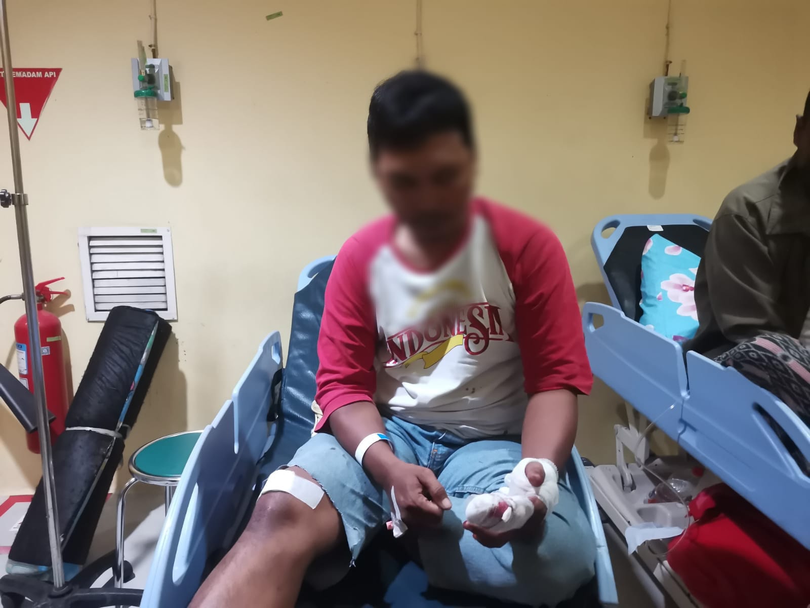 DIRAWAT: Korban Nurman saat dirawat di RSUD Ibnu Sina Gresik.