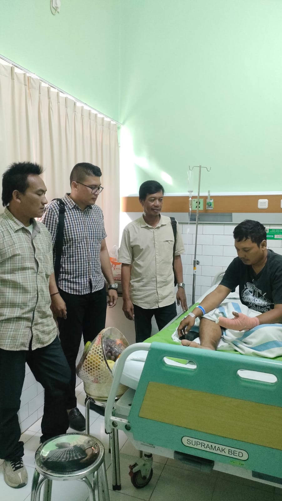 MENJENGUK: Caleg PDIP Gresik H. Nashikul bersama jajaran DPC PDIP Gresik saat menyambangi pengendara yang tertimpa APK.