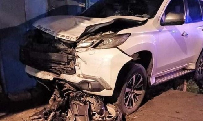 OLAH TKP : Anggota Unit laka Satlantas Polres Gresik saat melakukan olah TKP di Jalan Raya Desa Setrohadi Kecamatan Duduksampeyan.