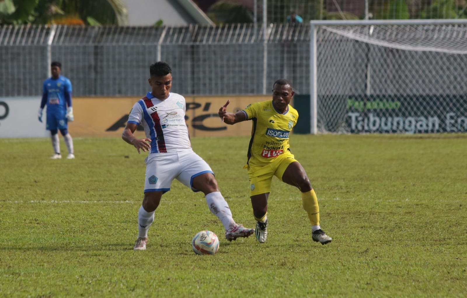 BEREBUT BOLA : Pemain Gresik United berebut bola dengan pemain PSBS Biak saat pertandingan di stadion Cendrawasih, Biak, Papua.