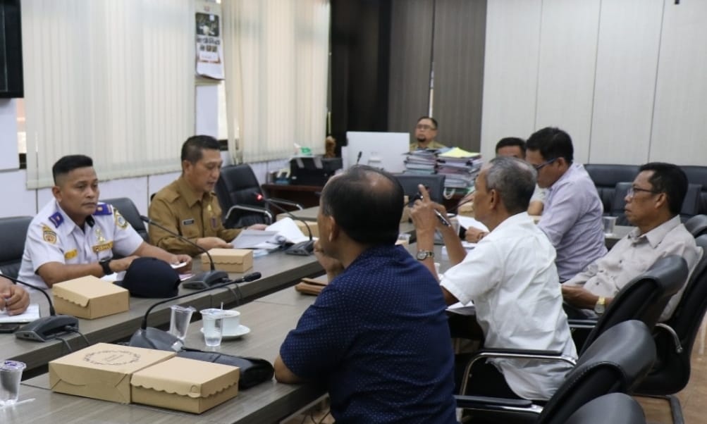 BERLANGGANAN: Dishub Gresik saat menggelar rapat evaluasi bersama DPRD Gresik.