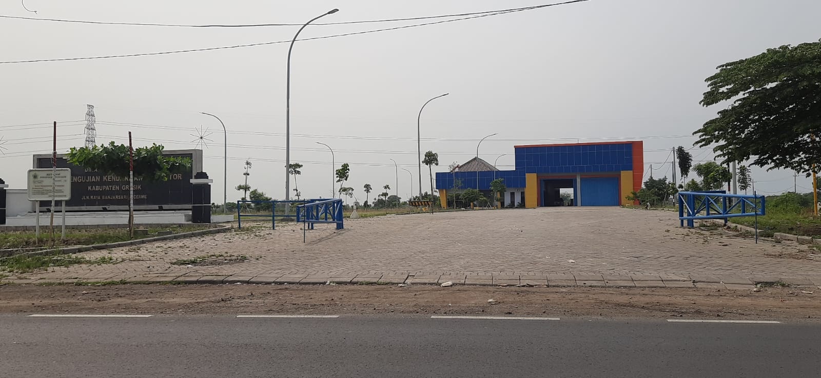 SEPI: Kantor uji kir Dishub Gresik di Kecamatan Cerme terlihat sepi.