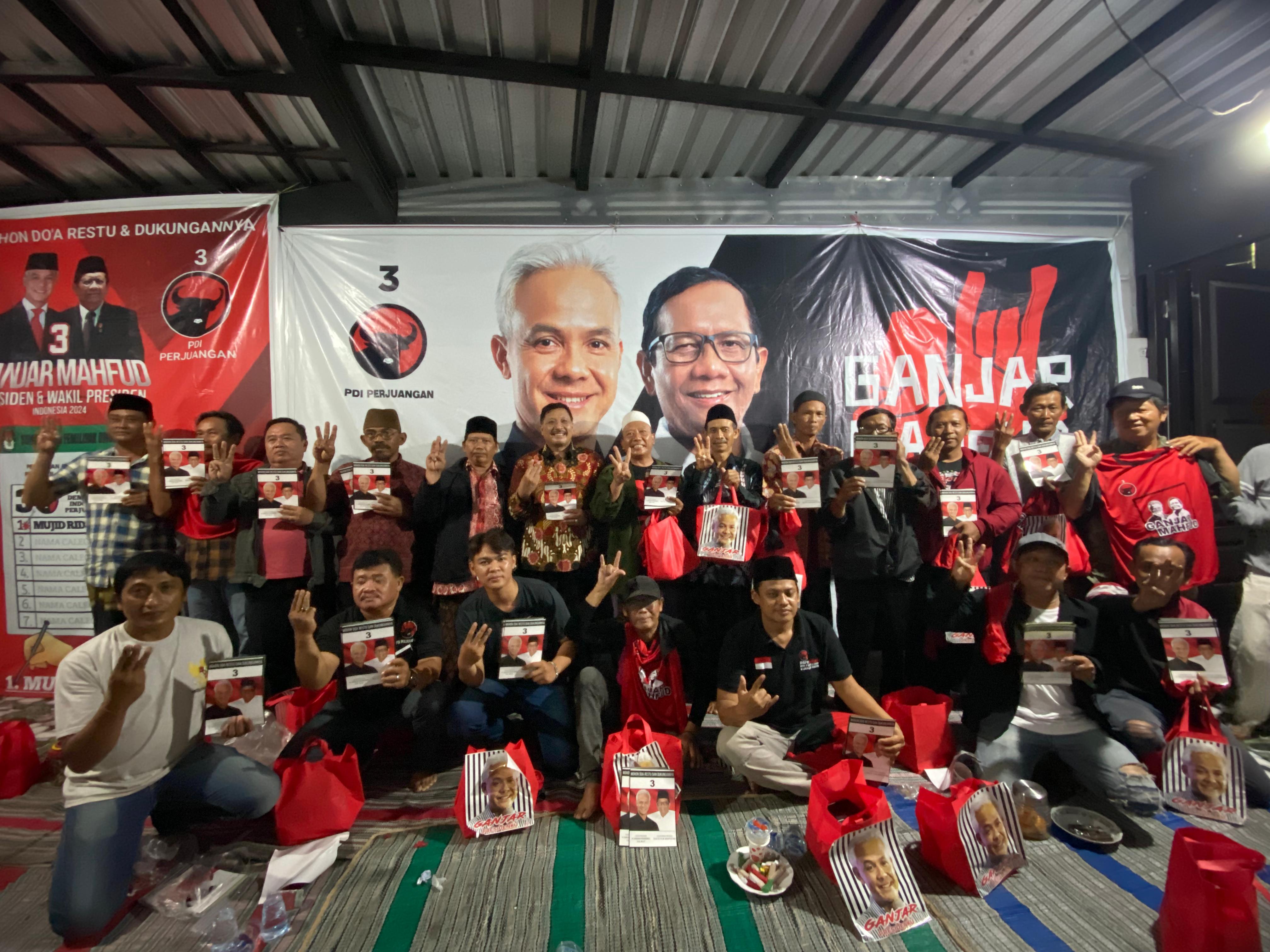 NOBAR: Ketua DPC PDI Perjuangan Gresik mengajak PAC dan ranting di Menganti-Kedamean nobar debat capres.