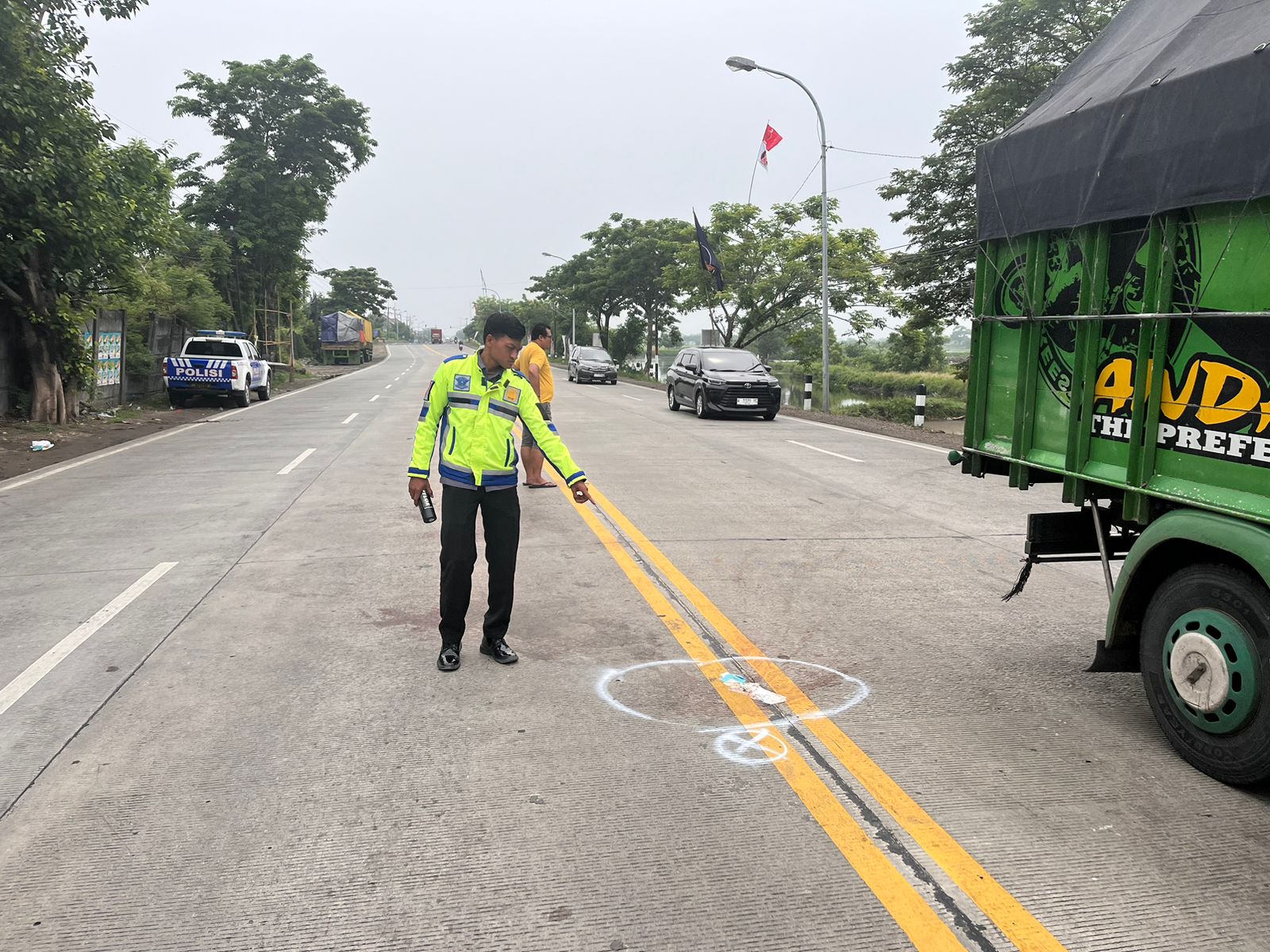 OLAH TKP : Anggota Unit Laka Satlantas Polres Gresik saat melakukan olah TKP di Jalan Raya Desa Tebaloan, Kecamatan Duduksampeyan.