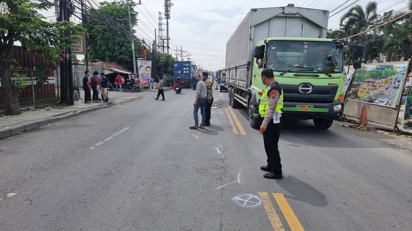 OLAH TKP: Anggota Unit Laka Satlantas Polres Gresik melakukan olah KP di Jalan Raya Desa Sukomulyo, Kecamatan Manyar.