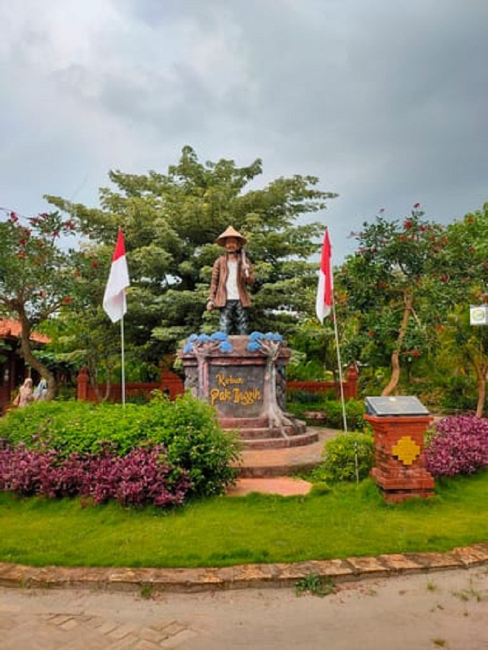 TINGGAL KENANGAN: Warga Desa Sekapuk, Kecamatan Ujungpangkah Kabupaten Gresik melakukan unjuk rasa di wisata Setigi ( Selo Tirto Giri) dan Kebun Pak Inggih (KPI)