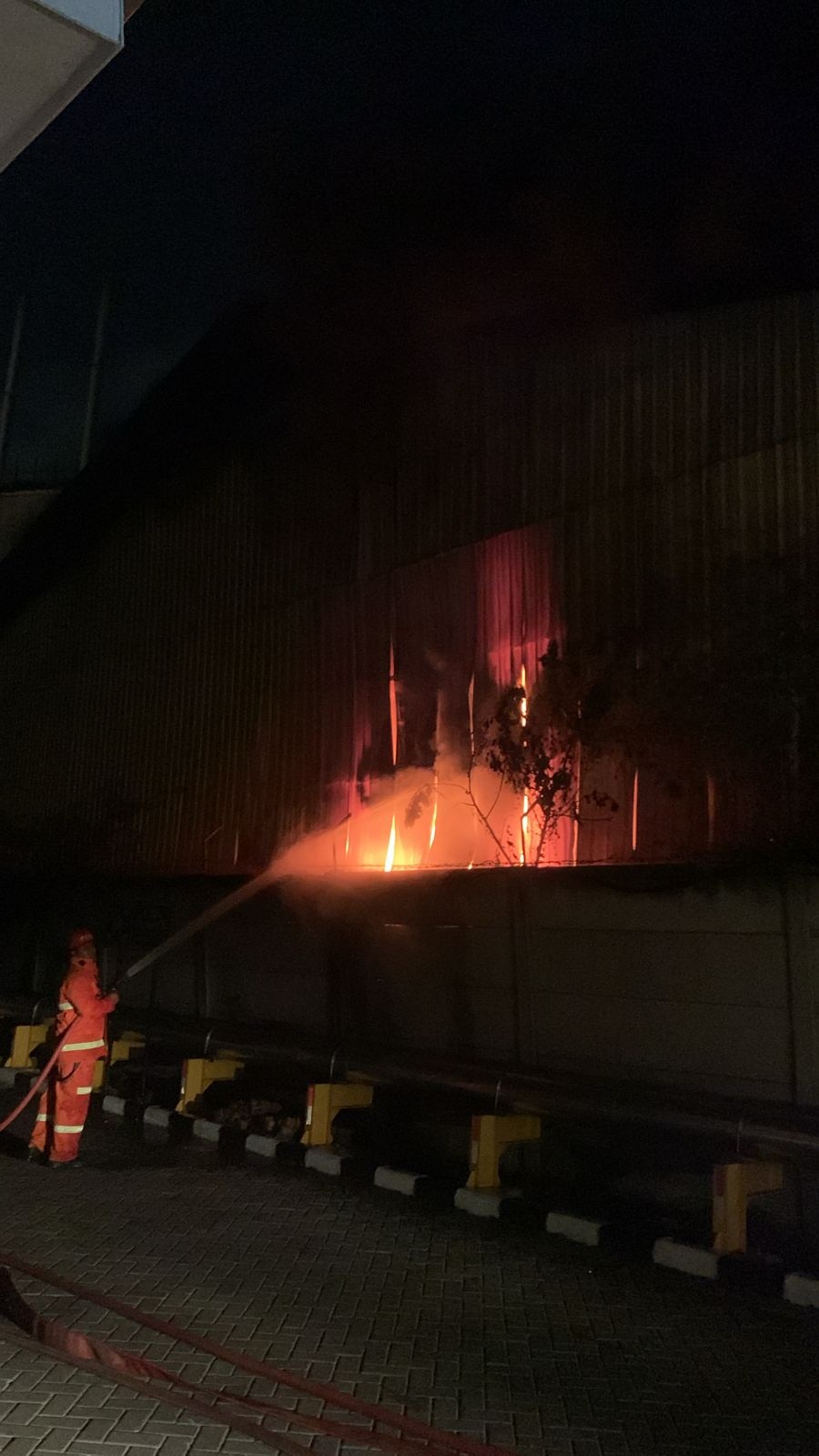 TERBAKAR HEBAT: Gudang Aspal Kompleks Pelabuhan Gresik Terbakar.