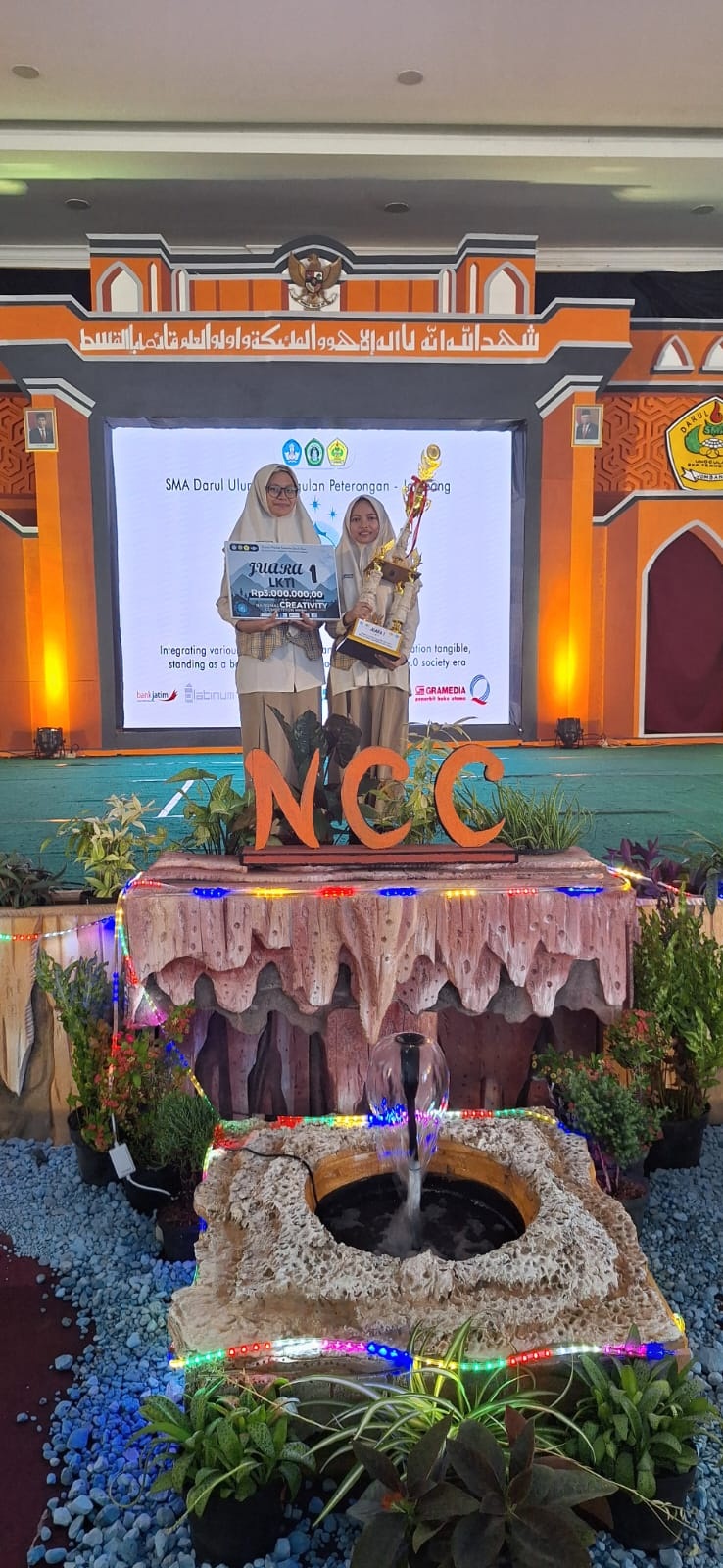 BANGGA: Dua siswi MTs NU Trate Gresik, Najwa Mumtazah Kamila dan Adinda Dwi Novita berhasil meraih juara satu dalam LKTI NCC di Jombang kemarin Minggu (7/1).