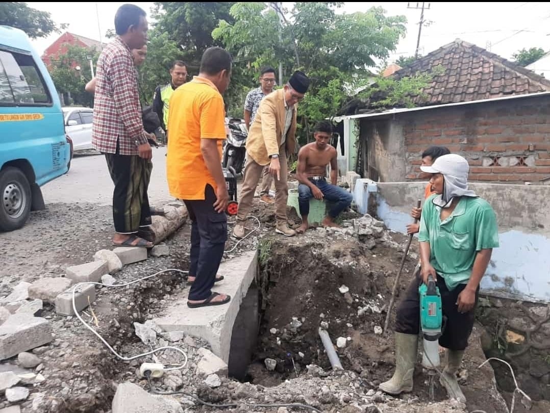 SIDAK: Anggota Komisi III DPRD Gresik saat melihat kondisi utilitas yang mengganggu saluran air.
