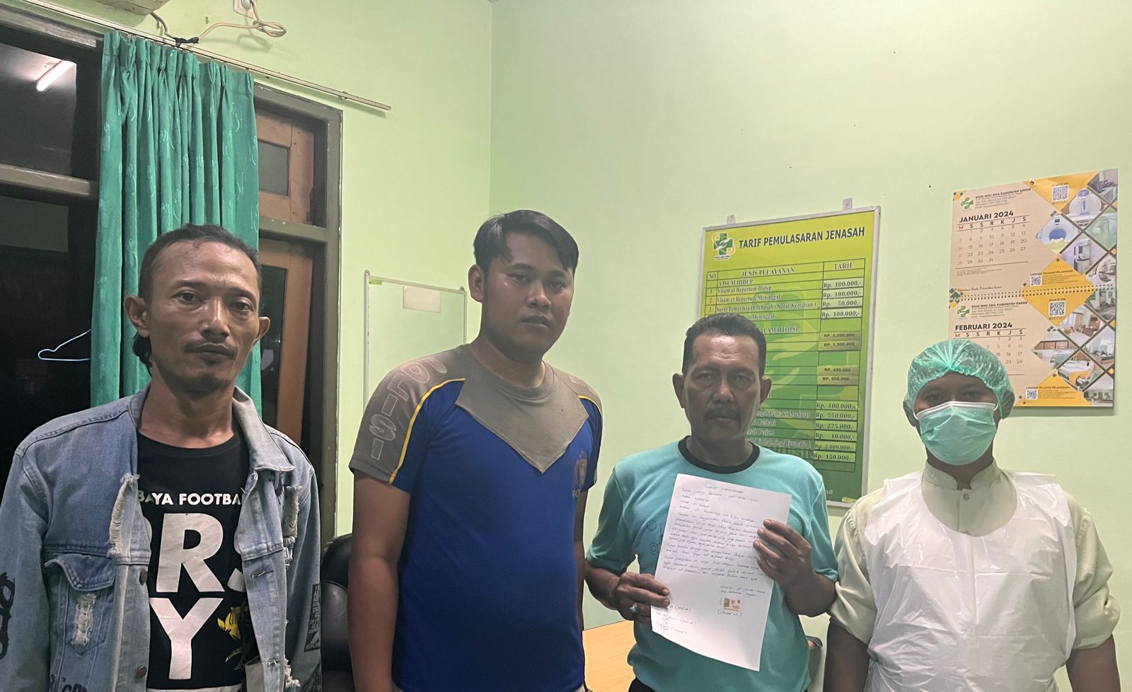 DIAMBIL: Anggota unit laka Satlantas Polres Gresik mendampingi pihak keluarga korban mengambil jenazah anaknya yang menjadi korban tewas kecelakaan di Jalan Raya Desa Teba