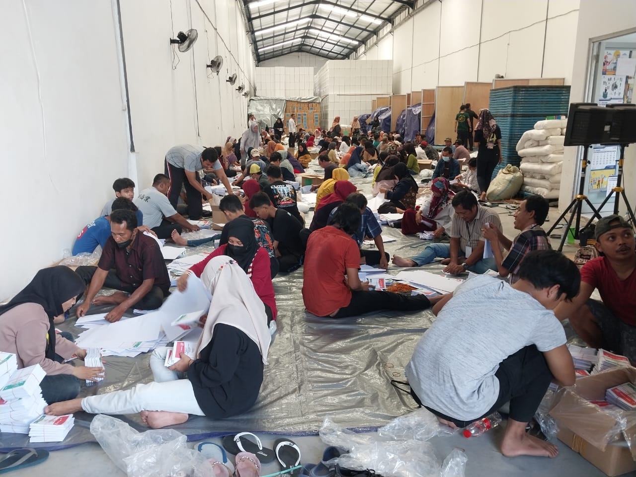 SORTIR: KPU Gresik mengarahkan ratusan masyarakat untuk melakukan sortir surat suara.  &nbsp;