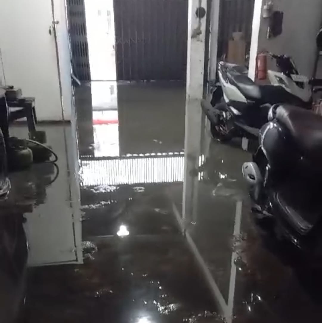 TERGENANG: Salah satu rumah warga yang tergenang air akibat belum selesainya pembangunan saluran karena terkendala persil.