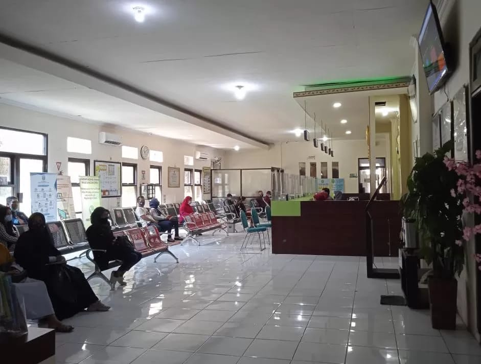 CERAI: Para pemohon cerai menunggu di ruang tunggu Pengadilan Agama (PA) Gresik