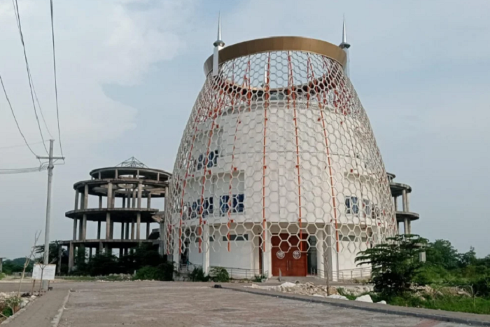 Megah: Satu tower Islamic Center sudah berdiri gagah di Balongpanggang.