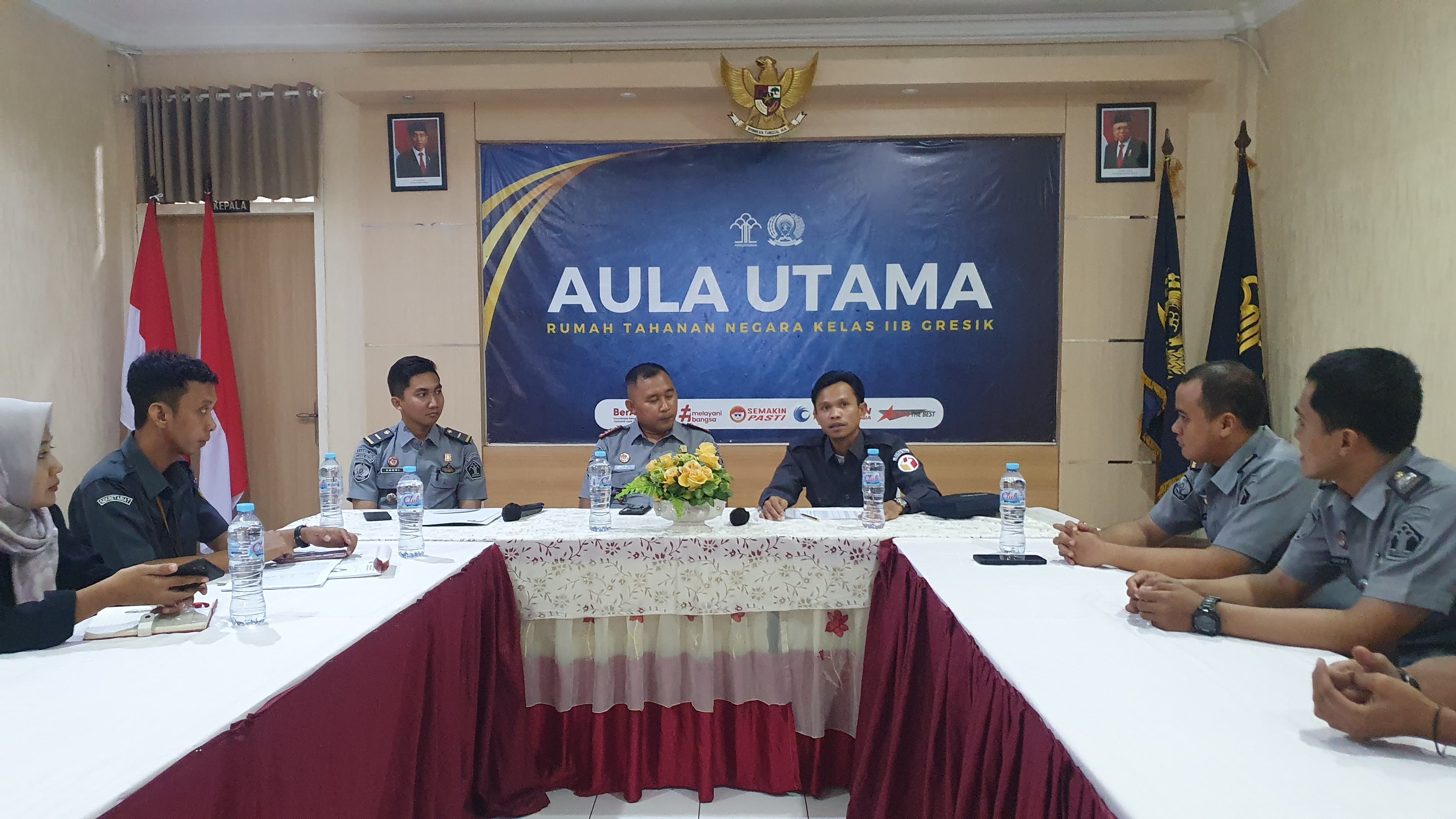 KOORDINASI: Kepala Rutan Kelas IIB Gresik Disri Wulan Agus Tomo saat berkordinasi dengan Tim Bawaslu Kabupaten Gresik terkait daftar pemilih di Rutan Gresik.