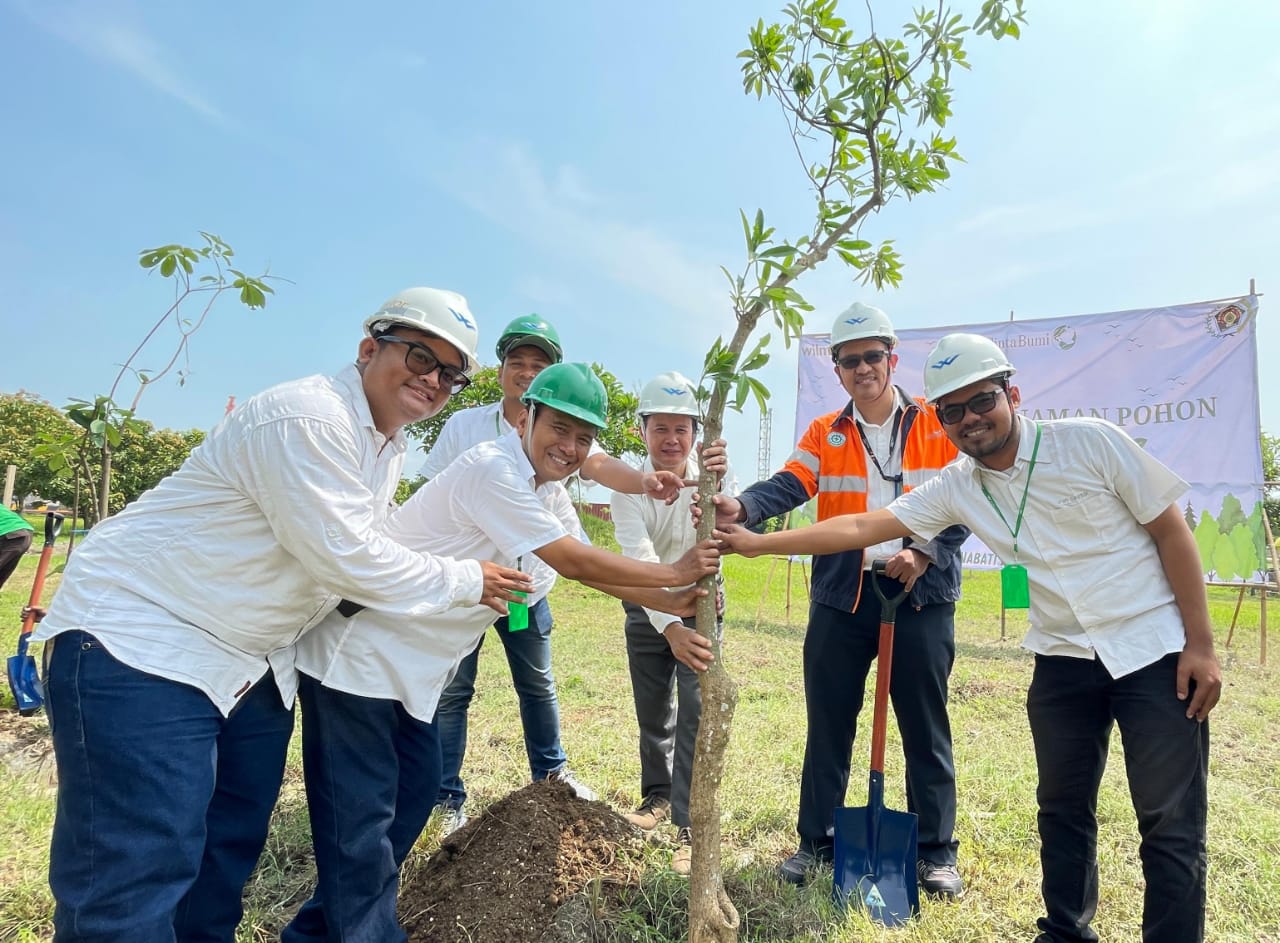 PEDULI: PT Wilmar nabati bersama PWI melakukan penanaman tabebuya di area Greenzone  perusahaan
