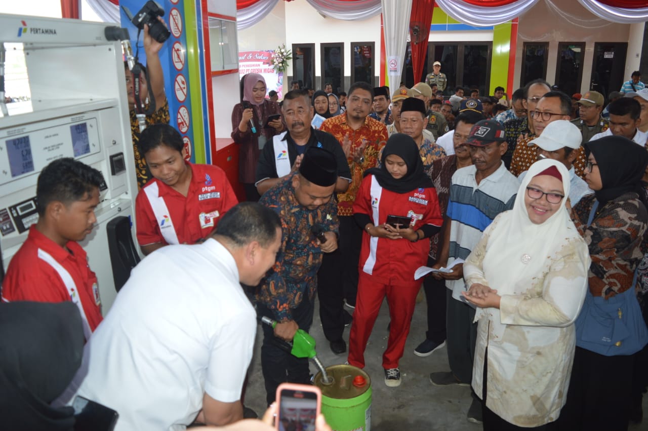 LAYANI NELAYAN: Bupati Gresik Fandi Akhmad Yani bersama Wabup Gresik Aminatun Habibah bersama Staf Khusus Kementerian Kelautan dan Perikanan (KKP) Mayjen TNI (Mar) Edi Juardi saat melayani pembelian