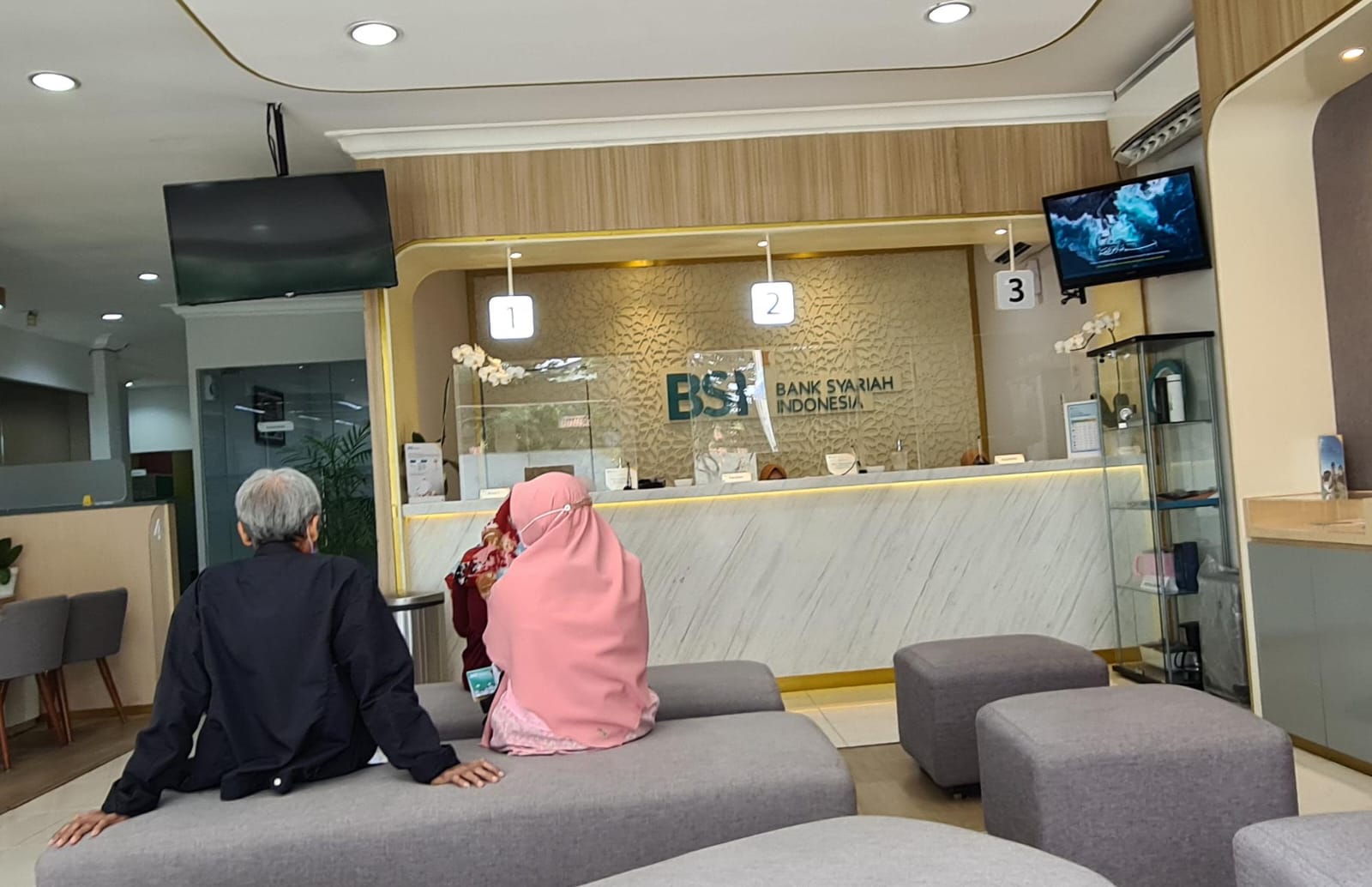 MULAI ANTRE: Para calon jamaah haji asal Gresik mulai melakukan pelunasan BIPIH.