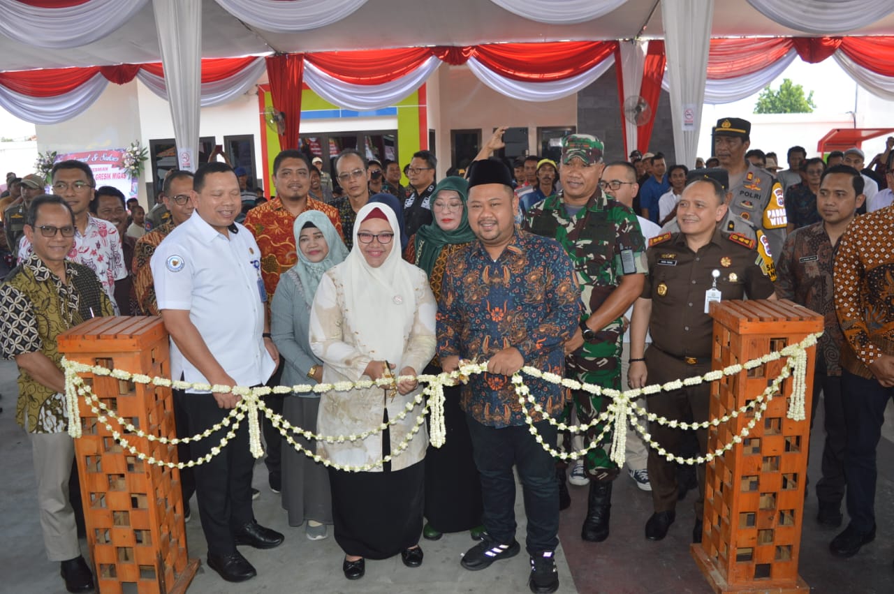 PERESMIAN: Bupati Gresik Fandi Akhmad Yani bersama Wabup Gresik Aminatun Habibah bersama Staf Khusus Kementerian Kelautan dan Perikanan (KKP) Mayjen TNI (Mar) Edi Juardi melakukan pemotongan pita.