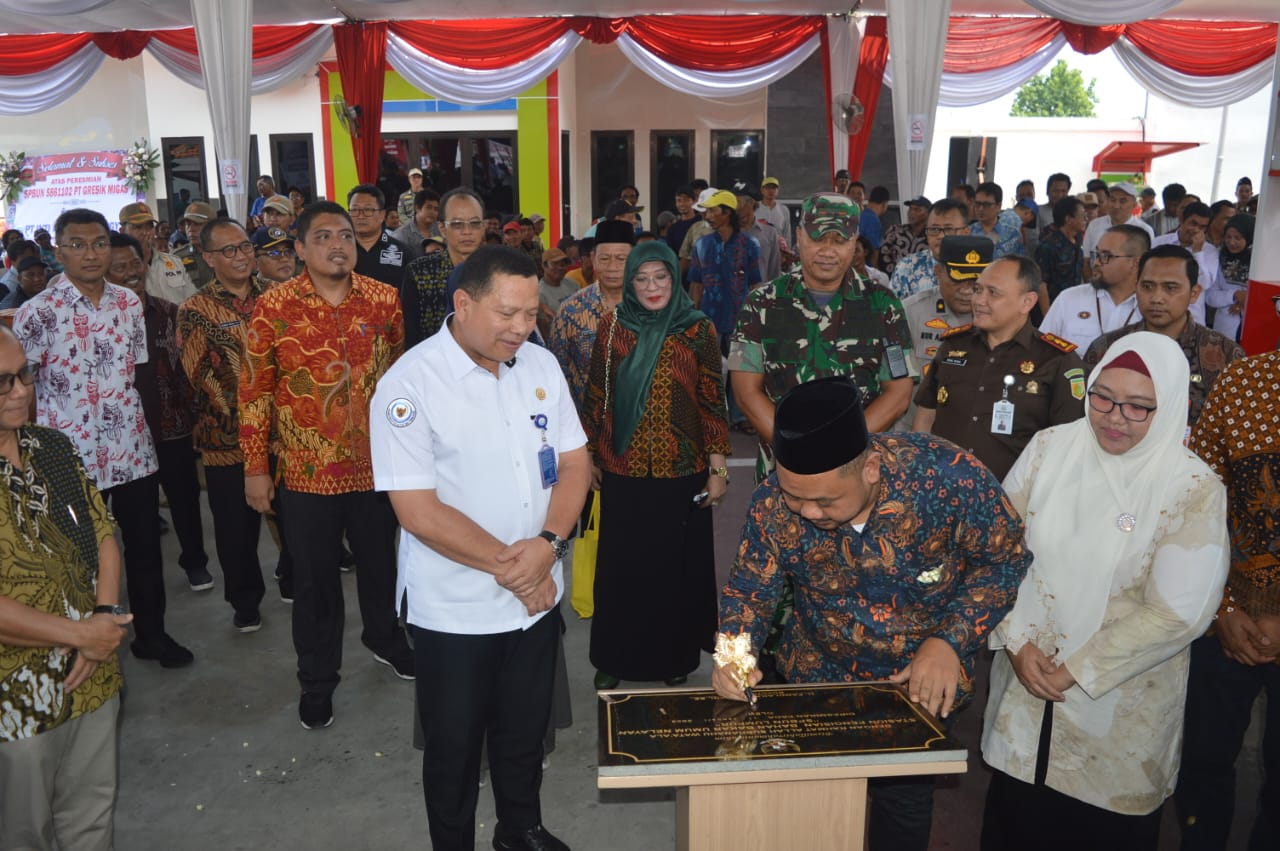 PENANDATANGAN: Bupati Gresik Fandi Akhmad Yani saat menandatangani prasasti pendirian SPBUN Lumpur.