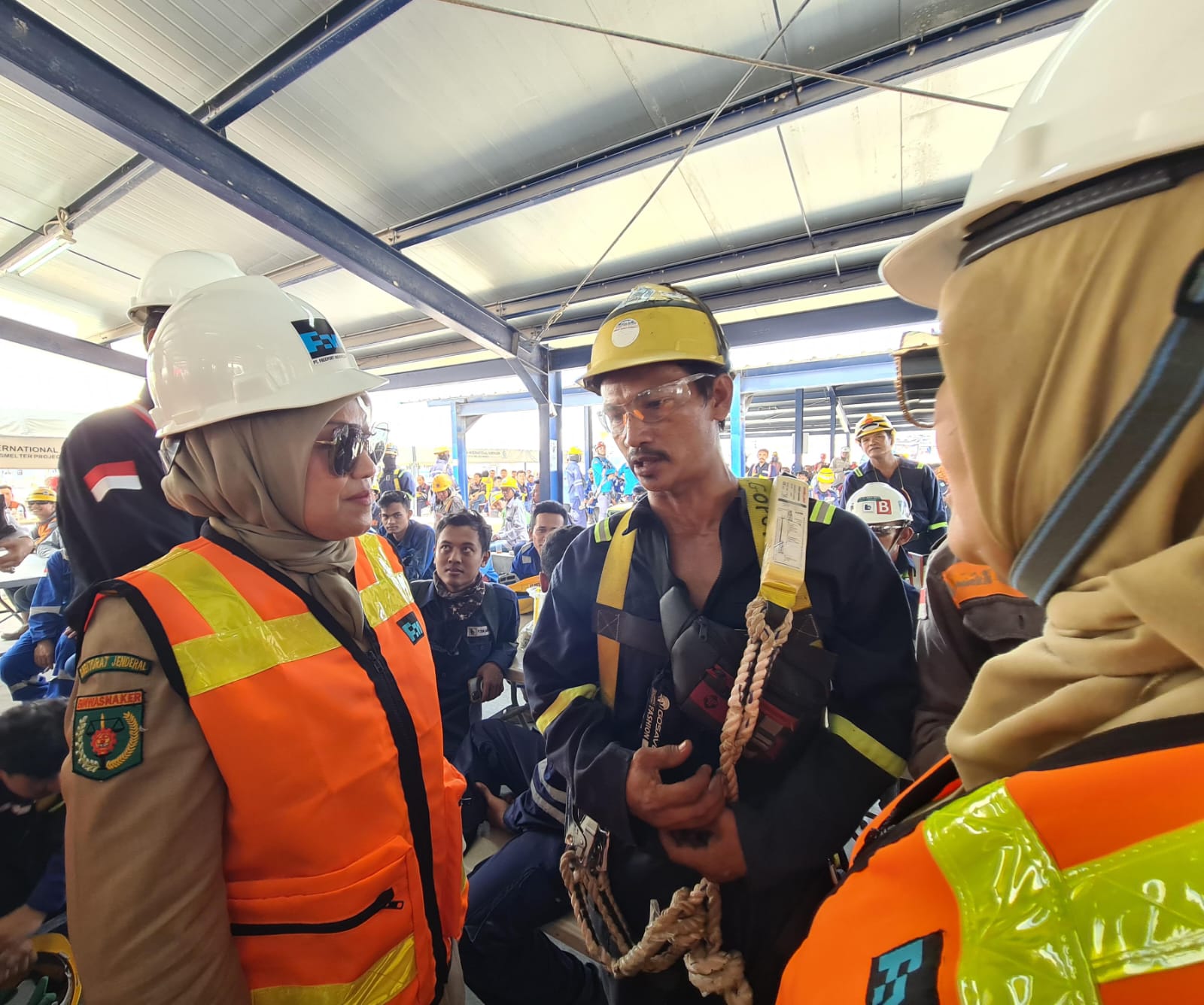 Dekat : Menteri Tenaga Kerja RI, Ida Fauziah berdialog dengan para pekerja proyek Smelter PT Freeport Indonesia.
