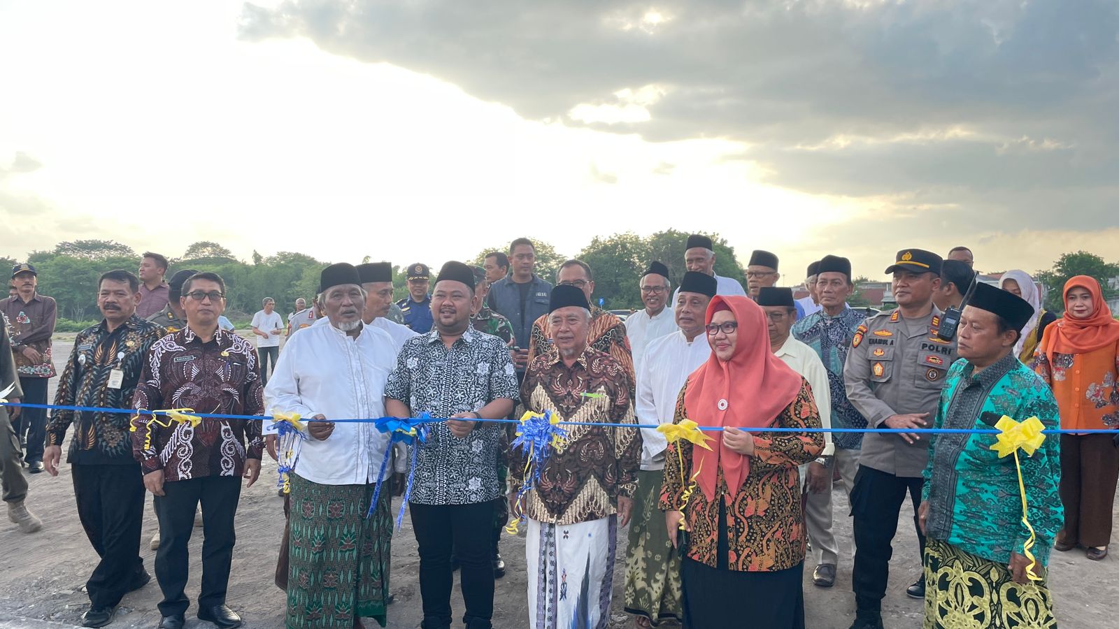 PERESMIAN: Bupati Gresik Fandi Akhmad Yani dan Wabup Aminatun Habibah bersama sejumlah tokoh meresmikan TKP Sidayu.