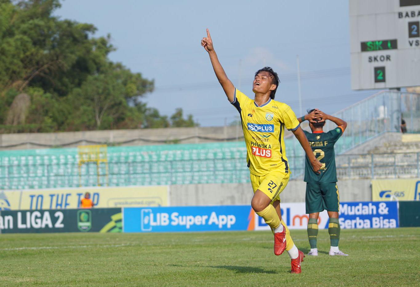 SELEBRASI : Pemain Gresik United Dimas Sukarno Putra usai melakukan selebrasi usai mencetak goal di gawang Persipal.