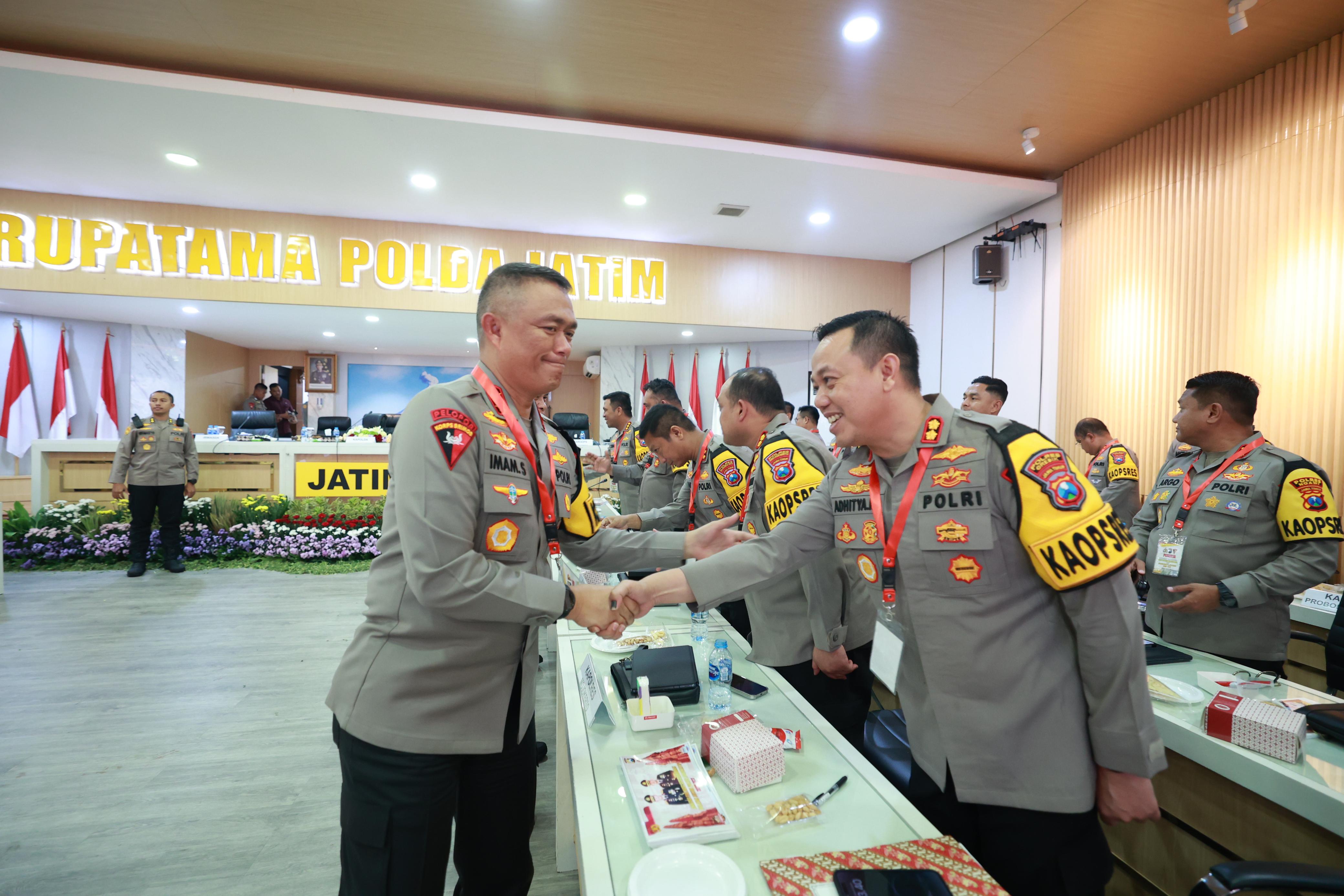 PENGHARGAAN: Kapolres Gresik AKBP Aditya Panji Anom menerima penghargaan dari Kapolda Jatim Irjen Pol Imam Sugianto atas juara 2 Satwil Se-Jawa timur Aplikasi Semeru.