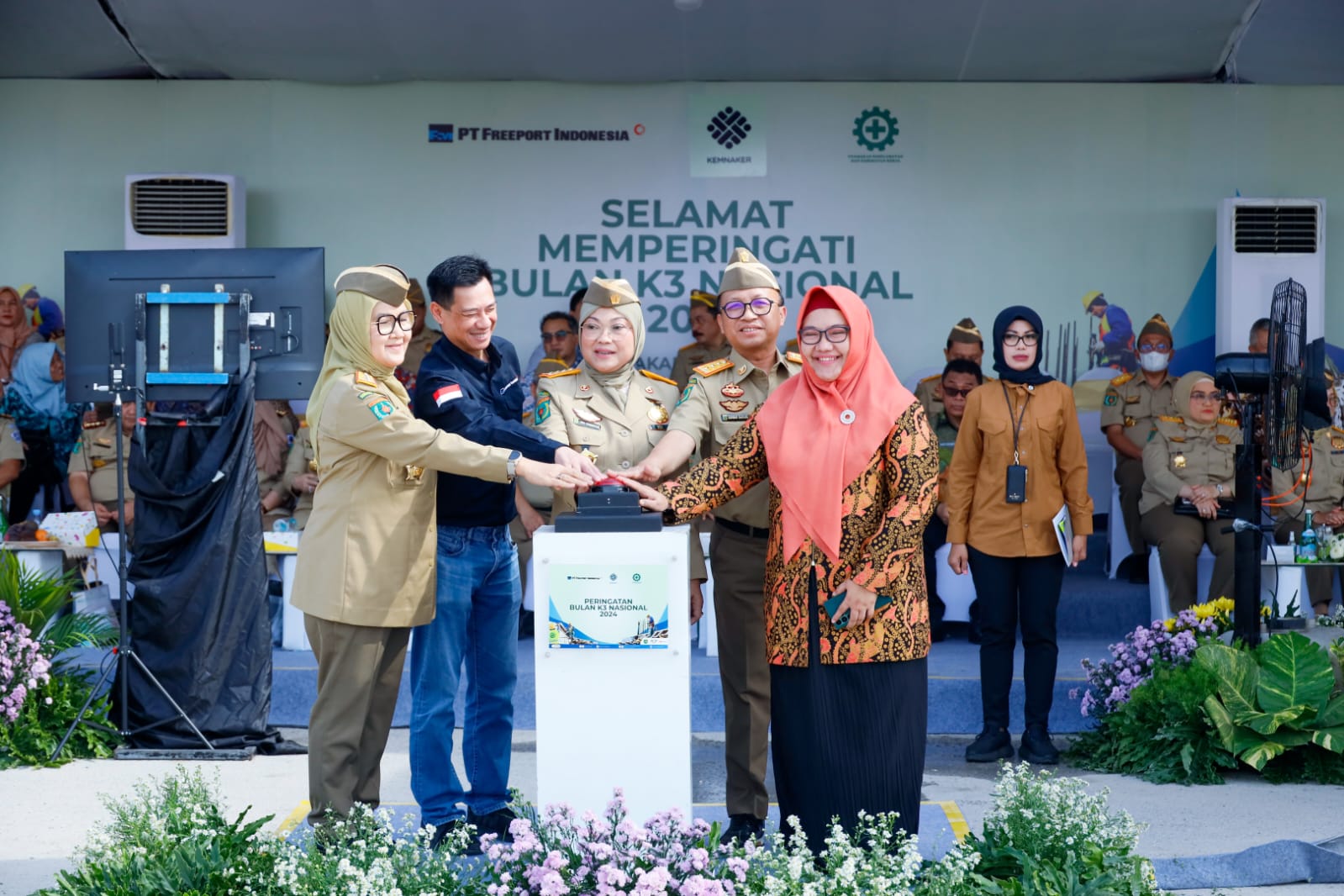 Menteri Tenaga Kerja Ida Fauziyah bersama stakeholder baik pusat hingga kebupaten memencet tombol dalam rangka apel K3