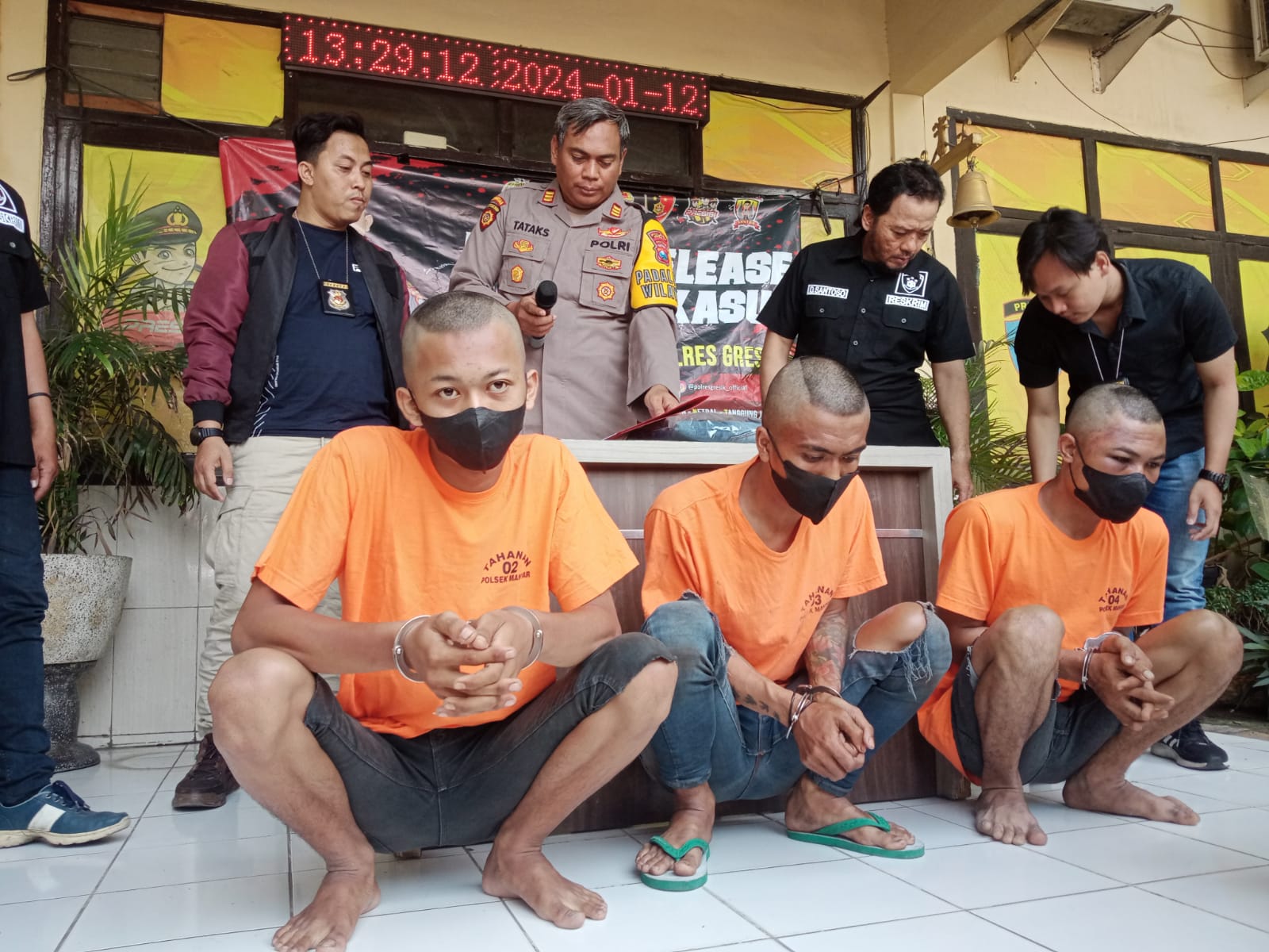 DIAMANKAN: Para tersangka beserta barang bukti saat diamankan di Mapolsek Manyar.
