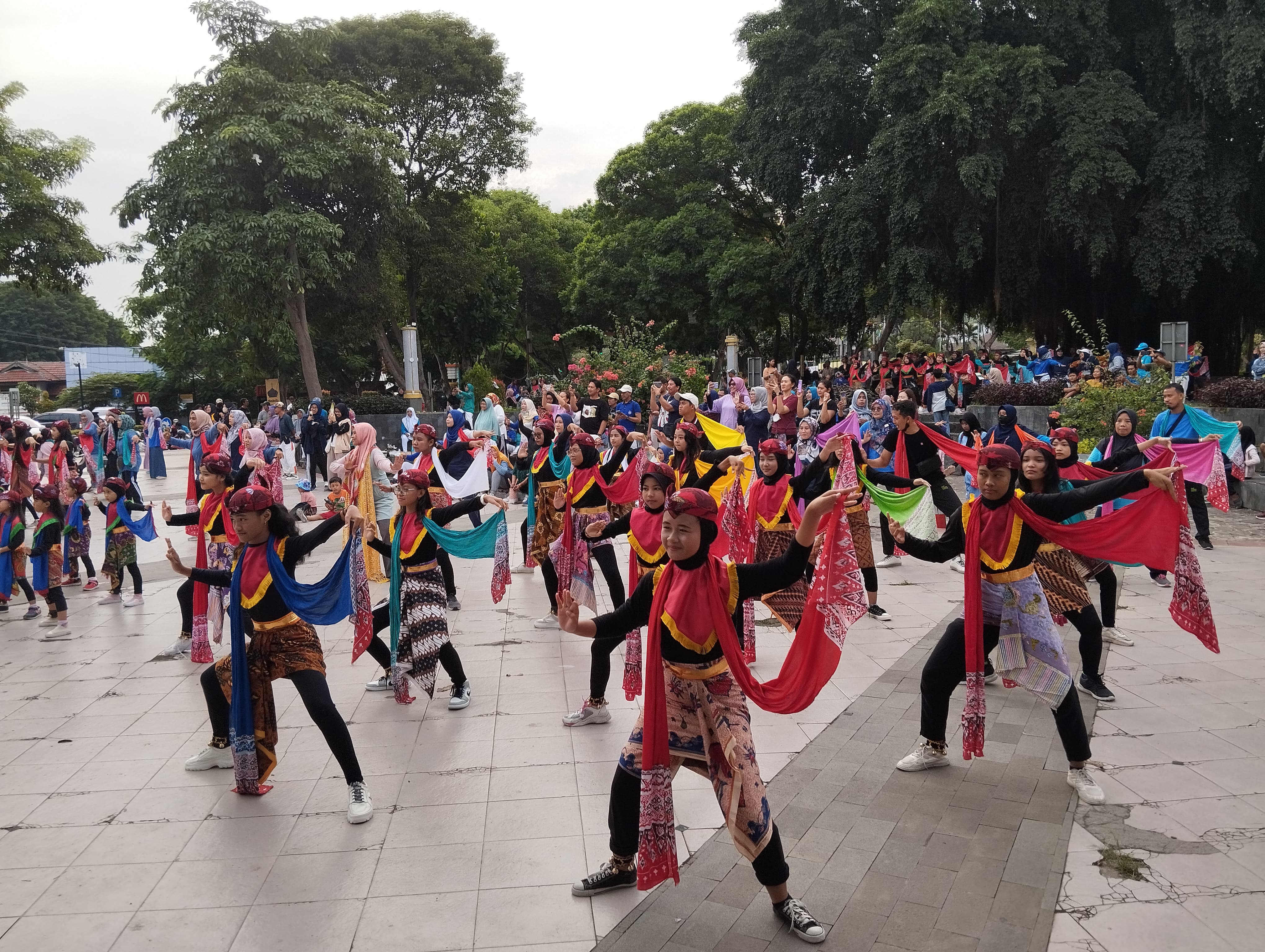 Meriah : Tarian Remo massal yang dipersembahkan siswa siswi sekolah dalam naungan Semen Indonesia Foundation menghibur warga sekitar bundaran GKB, Minggu (14/1).