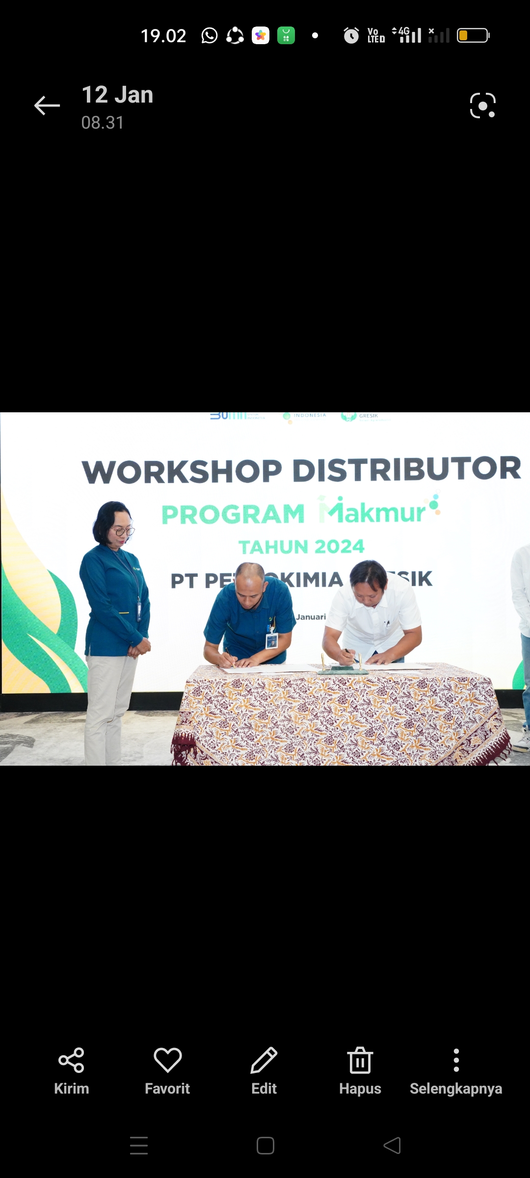 Direktur Operasi dan Produksi Petrokimia Gresik, Digna Jatiningsih mendampingi proses MoU dengan para distributor pupuk Gresik.