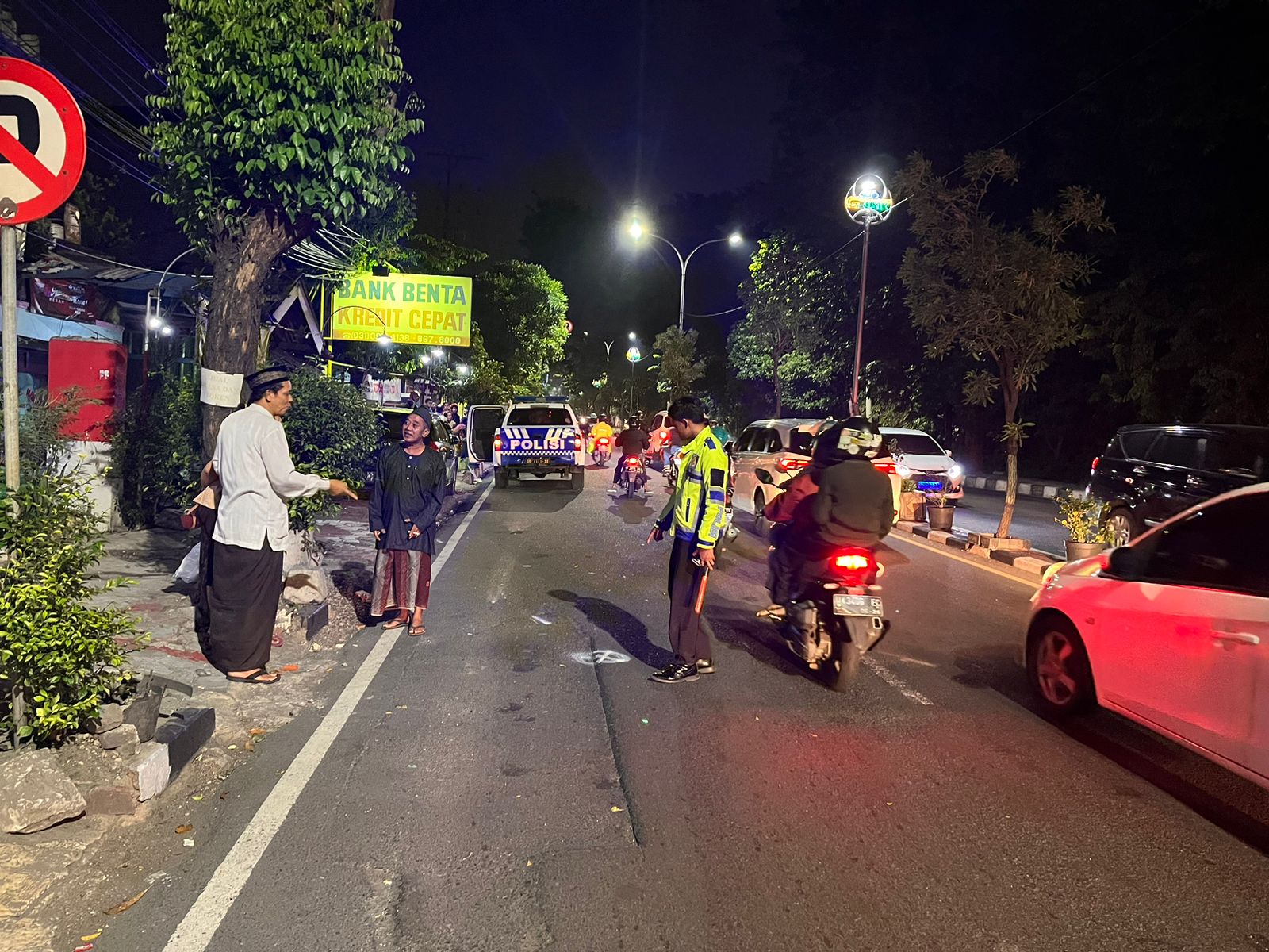 OLAH TKP: Anggota Unit Laka Satlantas Polres Gresik melakukan olah TKP di Jalan Raya Veteran, Kelurahan Segoromadu, Kecamatan Kebomas.