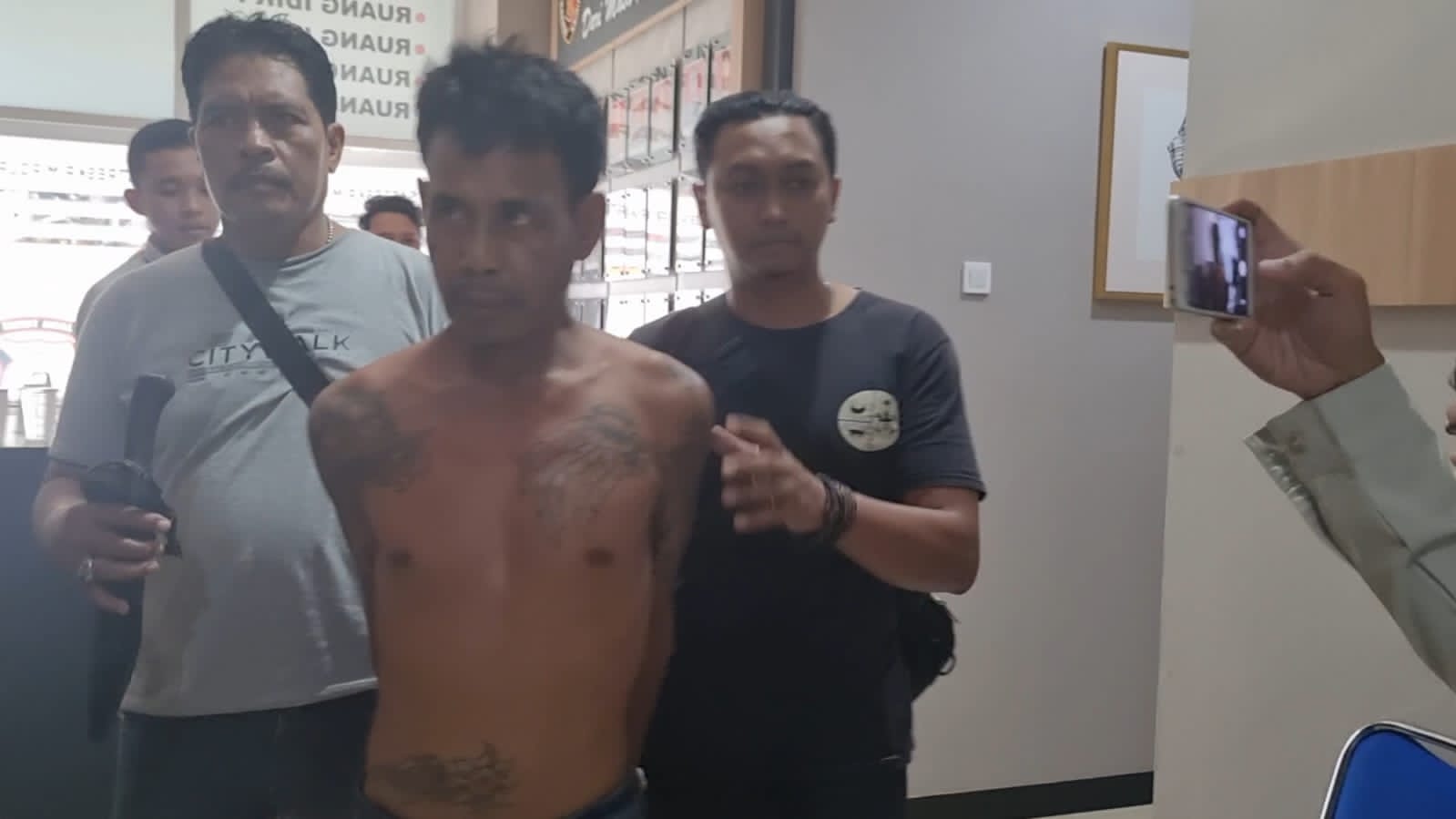 DIAMANKAN: Azis alias Karet pelaku pembacokan saat diamankan di Mapolres Gresik.