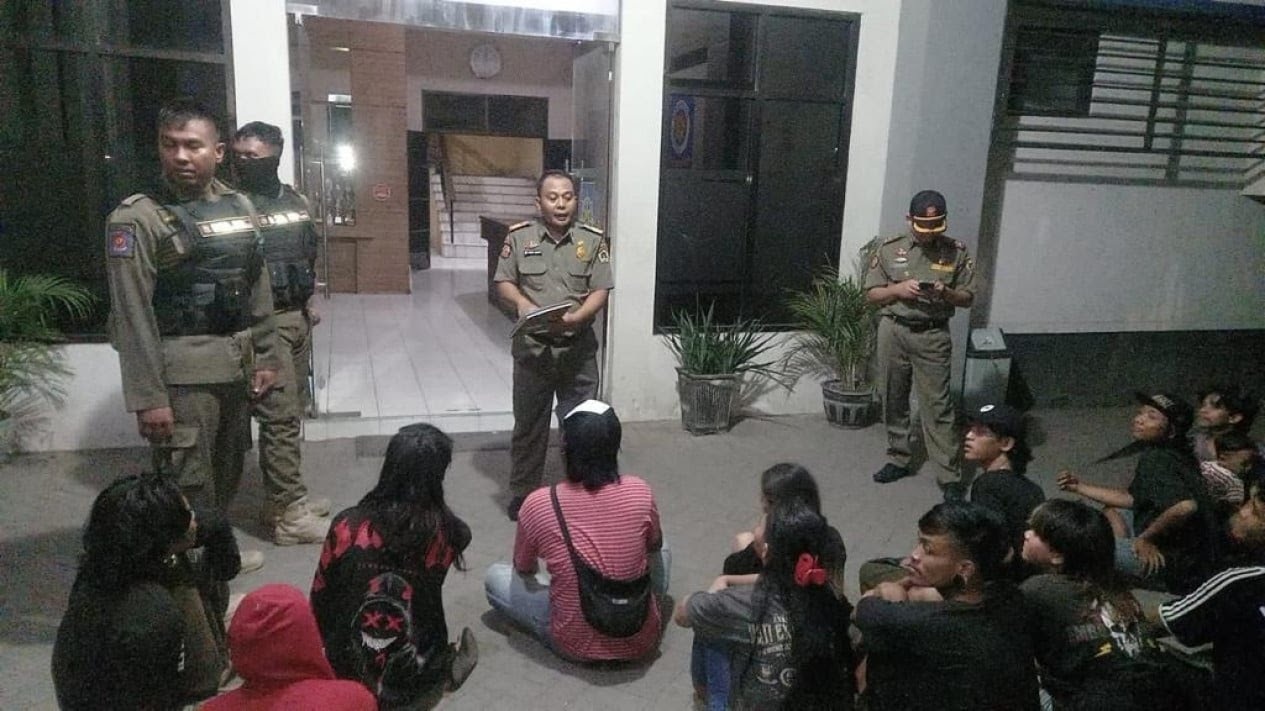 BERSIHKAN KOTA: Para petugas Satpol PP mengamalnan anak punk dan pengamen yang hidupnya di kawasan Jalan Bandar Grissee.