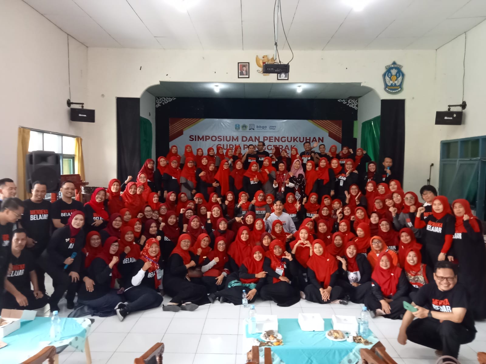 PENGGERAK PENDIDIK: Para guru penggerak kompak berfoto usai pengukuhan Komunitas Guru Penggerak (KGP) Kabupaten Gresik di SMAN 1 Manyar, Kamis (18/1).