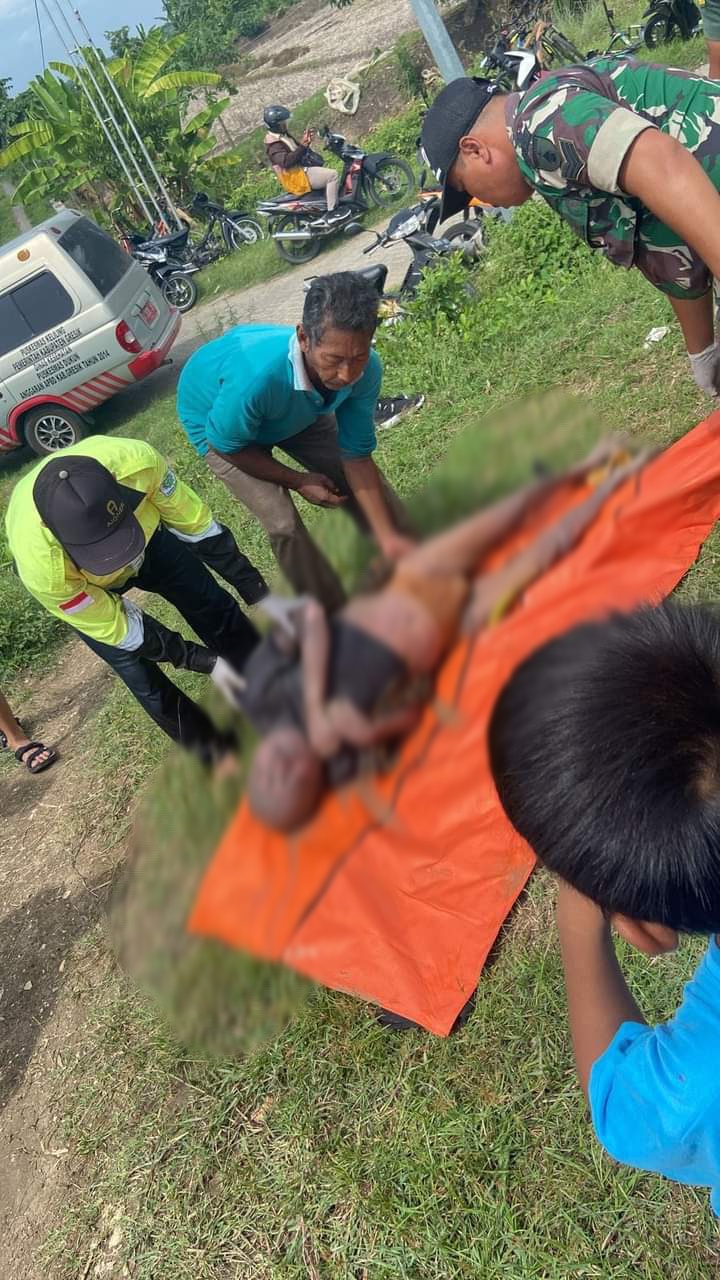 EVAKUASI: Anggota Polsek Dukun dibantu TNI dan petugas medis mengevakuasi korban Bakrun yang ditemukan meninggal mengapung di Sungai Bengawan Solo di Kecamatan Dukun.