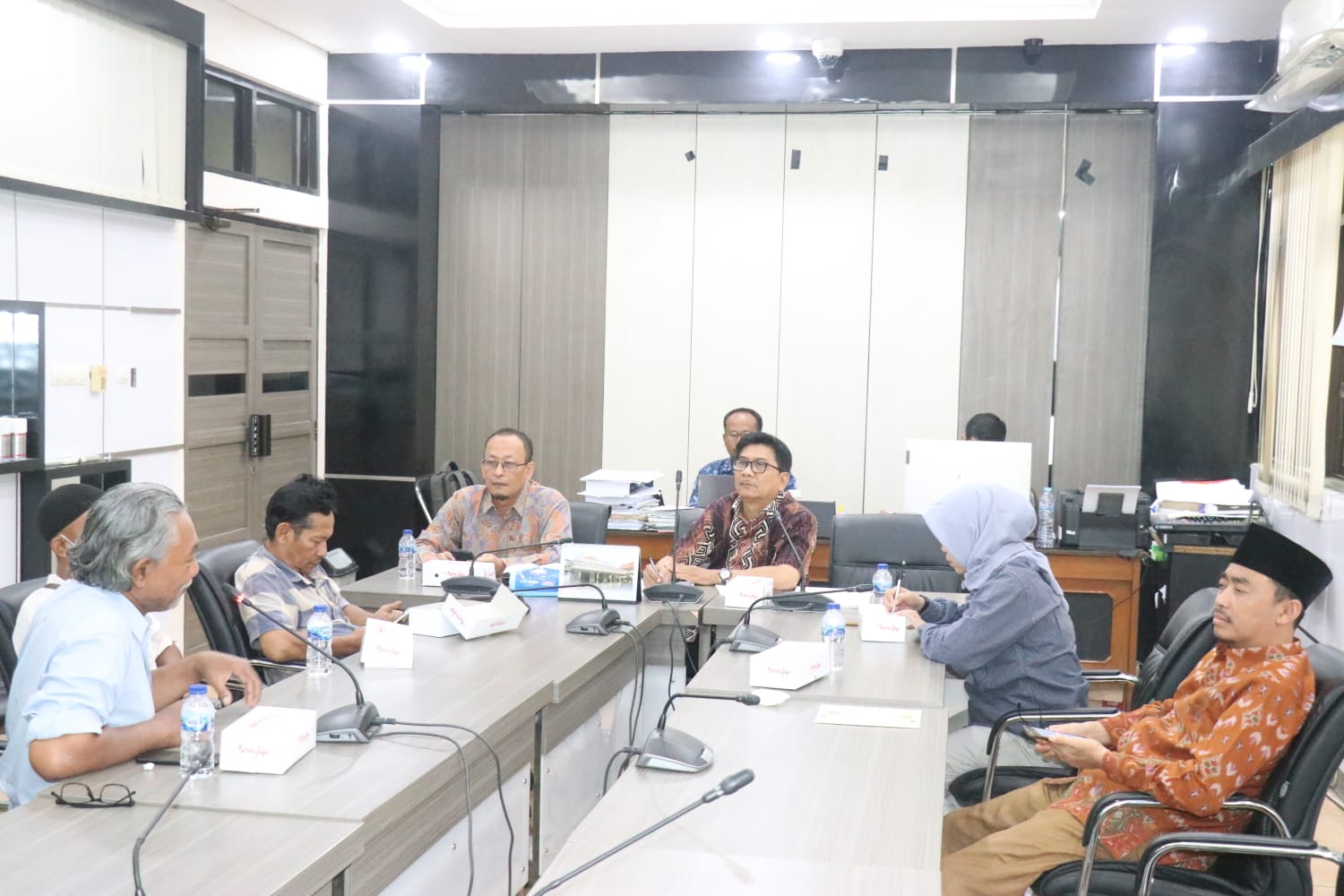 HEARING: Komisi IV DPRD Gresik saat menemui dan mendengarkan keluhan keluarga tersangka kerusuhan supporter GU.
