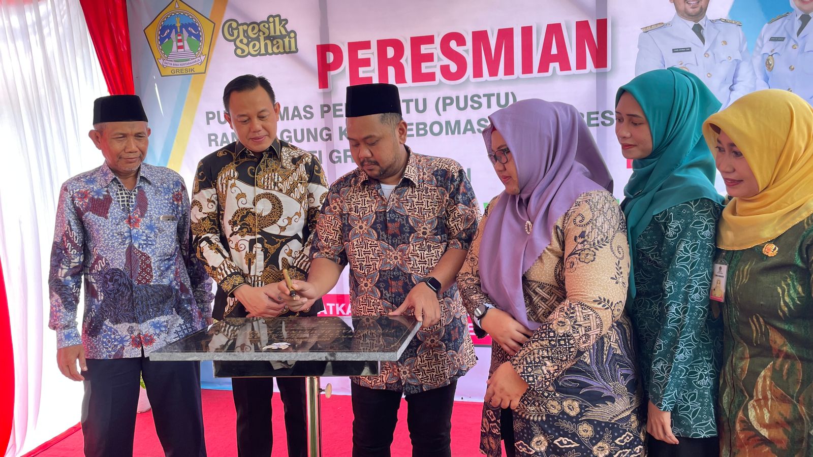 KESEHATAN: Bupati Gresik Fandi Akhmad Yani saat meresmikan Pustu Randuagung, kemarin.