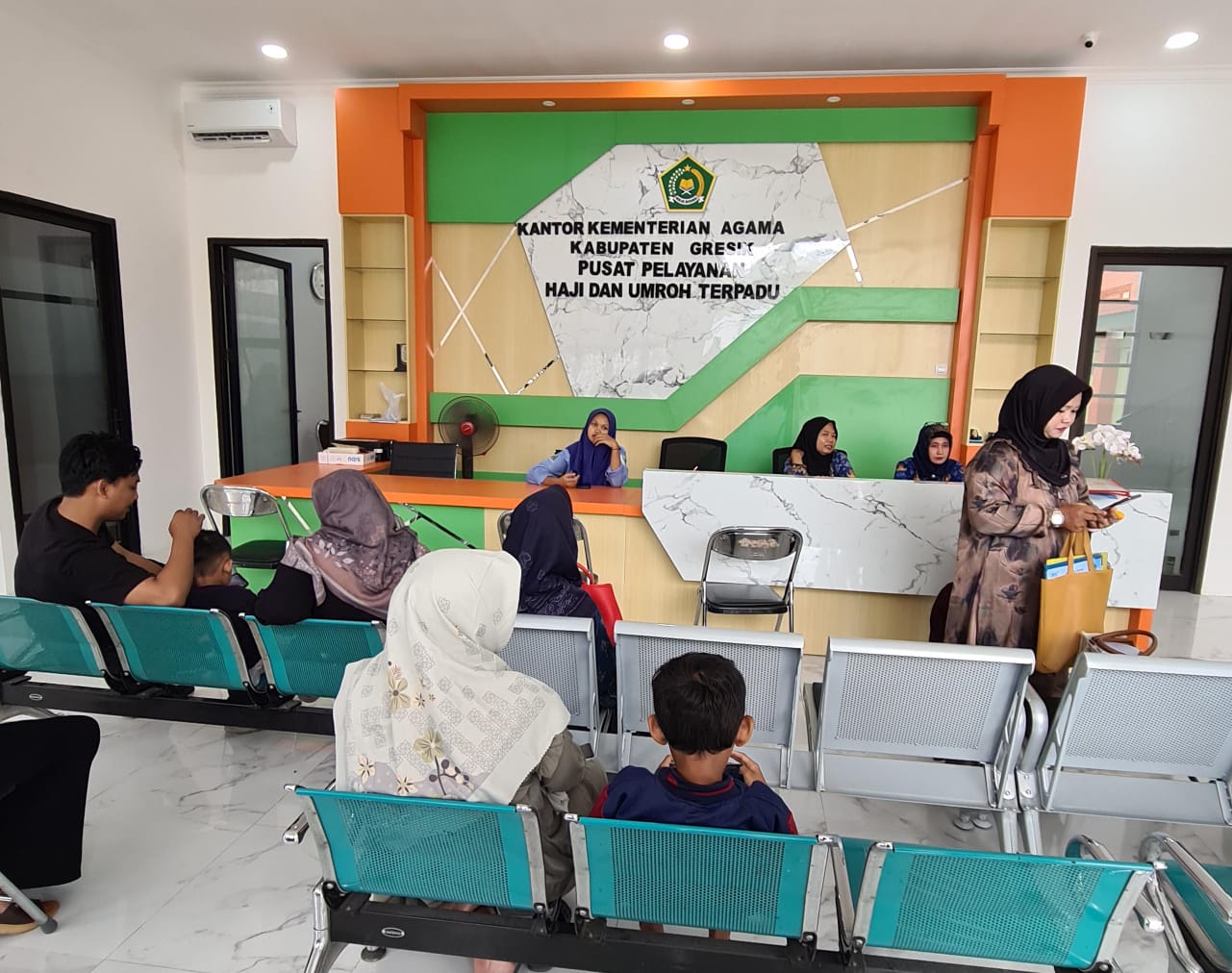 ANTRE: Ratusan Calon Jamaah Haji (CJH) asal Kabupaten Gresik mengeluhkan tidak kunjung keluarnya hasil tes kesehatan yang menjadi syarat pelunasan Biaya Perjalanan Ibadah Haji (Bipih)