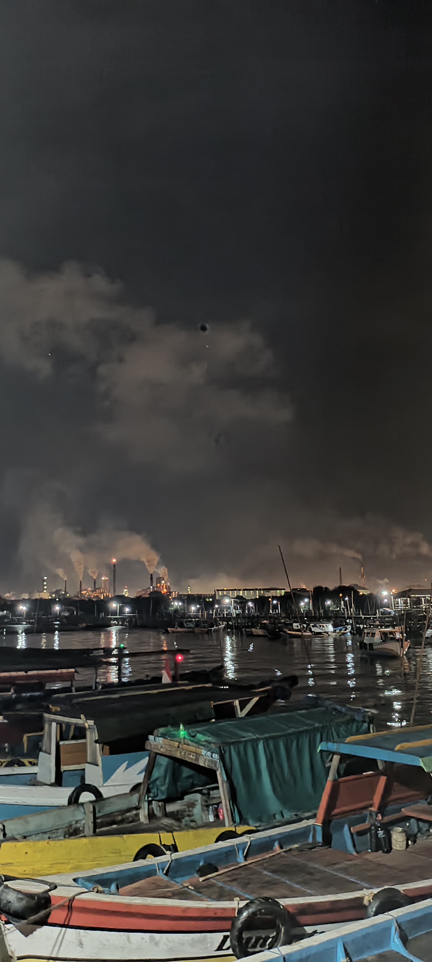 NIKMATI MALAM: Gladak Gede Lumpur Gresik, sebuah destinasi yang penuh sejarah dan keunikan.