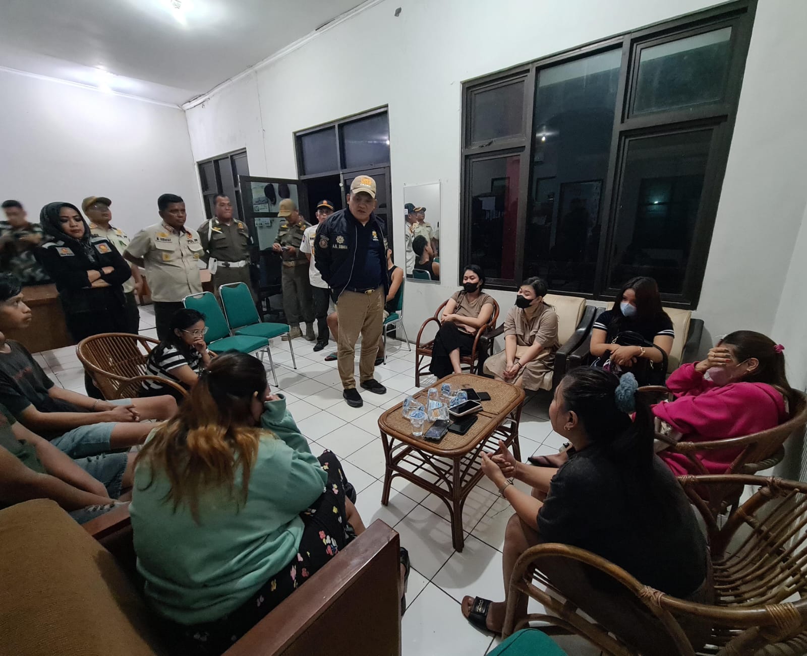 Tanpa Ampun : Kepala Satuan Polisi Pamong Praja (Satpol PP) Pemkab Gresik, Agustin Halomoan Sinaga mengintrogasi para PSK, Mucikari dan pengelola Homestay Lestari di Kantor Satpol PP Pemkab Gresik.