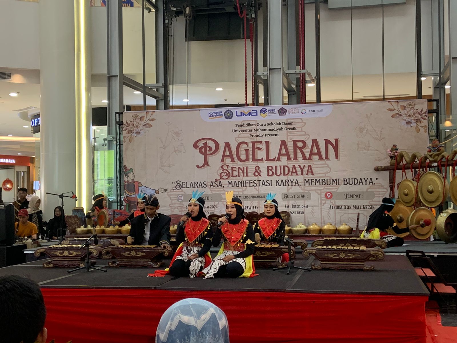 AJANG KREATIVITAS :  PGSD UMG menampilkan berbagai macam seni budaya, mulai dari tari, musik, hingga drama dan disaksikan oleh puluhan pengunjung mall.