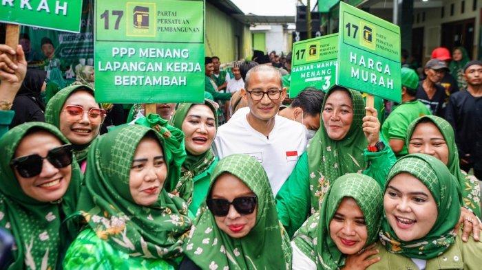 SAPA KADER: Sandiaga Uno dikerubungi ibu-ibu saat kunjungan ke Gresik