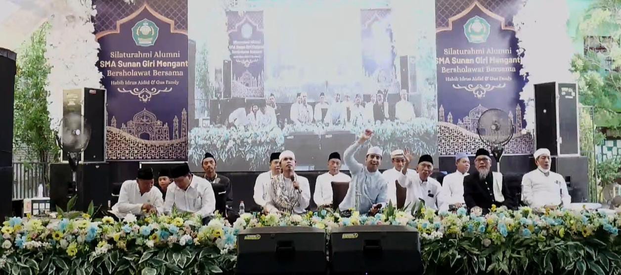 SALAWATAN: Dalam rangka milad ke-46, SMA Sunan Giri Menganti Gresik, para alumni menggelar silaturahmi dan salawat bersama Habib Idrus Aidid dan Gus Fandy di halaman sekolah, Sabtu (20/1/2024).