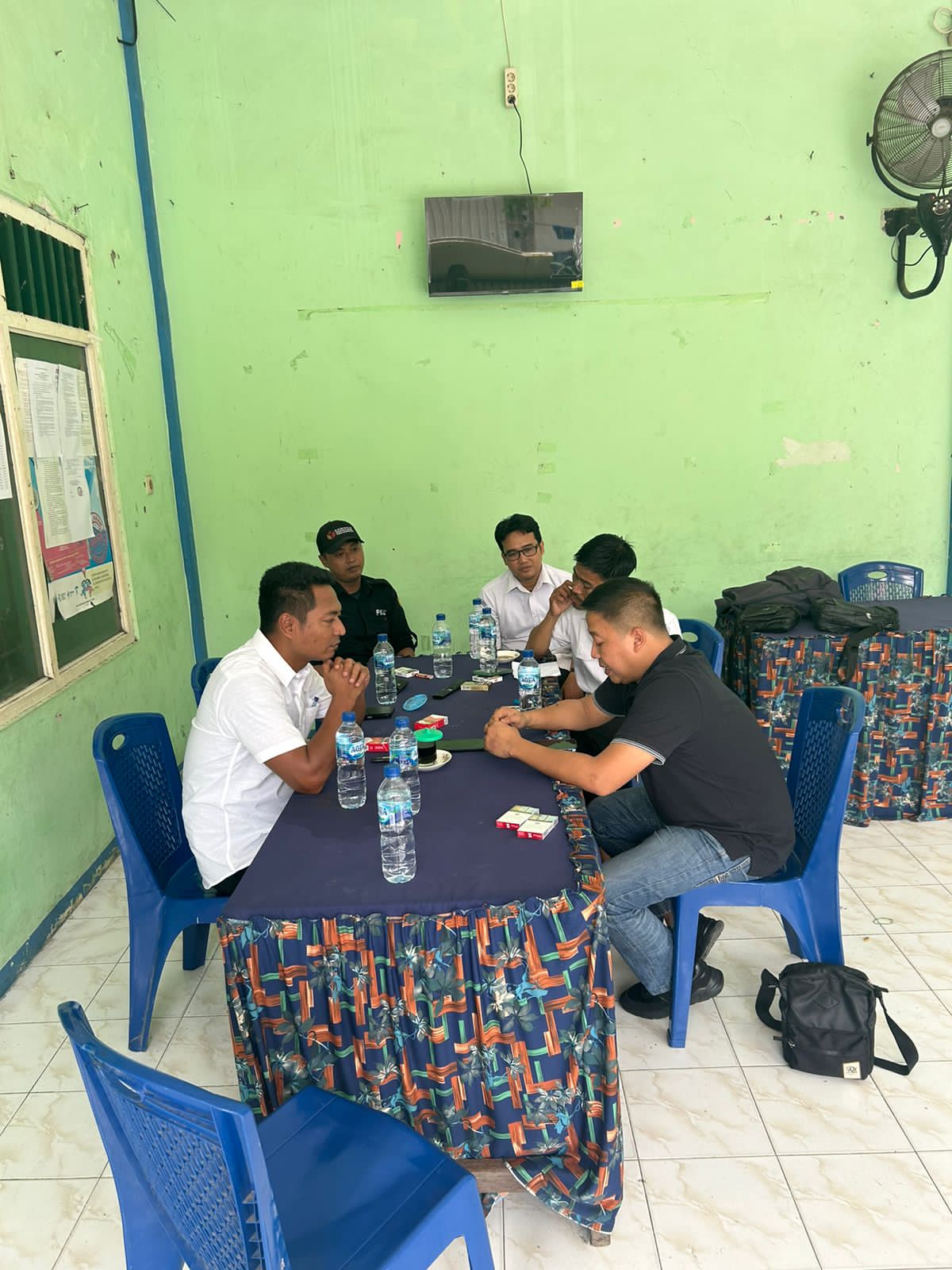MINTA KETERANGAN: Bawaslu Gresik saat meminta keterangan dari sejumlah kades terkait deklarasi bersama Jawi Wetan.
