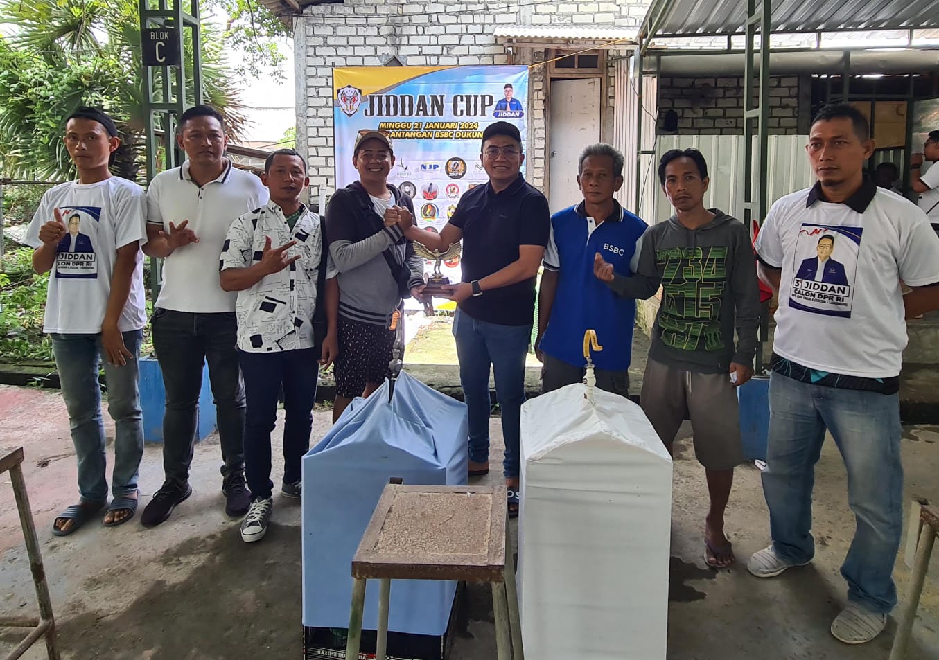 Dekat Masyarakat : Caleg DPR RI Parta Nasdem No 3 Dapil Gresik Lamongan, Jiddan (empat dari kanan) memberikan ucapan selamat kepada pemenang lomba kicau mania