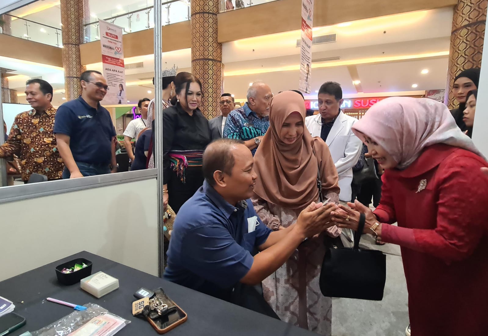 Rela Antri : Kepala Dinas Kesehatan Gresik, Muhibatul Husnah (kanan) menyapa masyarakat yang mendapatkan layanan pemeriksaan kesehatan gratis pada acara Gressmall Peduli.