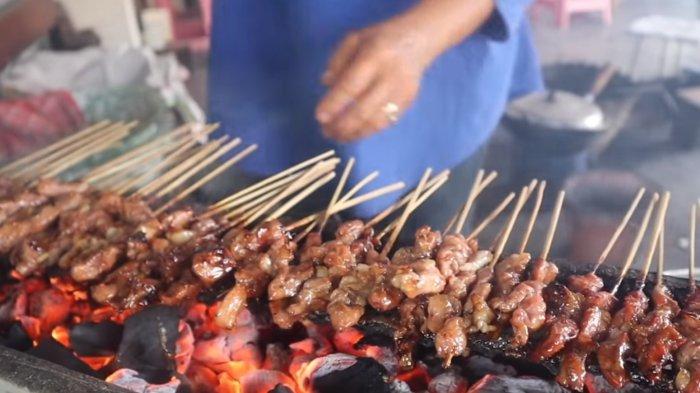 MENGGUGAH SELERA : sate lowayu yang menjadi kuliner legendaris banyak diminati para petinggi baik dari dalam maupun luar kota Gresik.